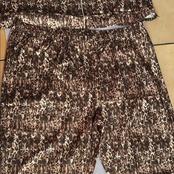 Anthony Richards Brown Velour Pajama Set with Collared Neckline and Relaxed Fit - Picture 5 of 11